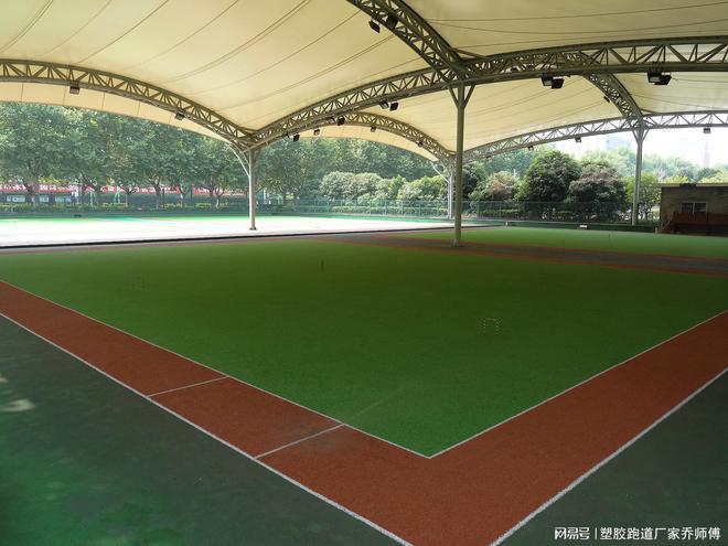 澳门新葡澳京唯一官网体育场塑胶跑道材料：安全、环保与性能的完美结合(图2)